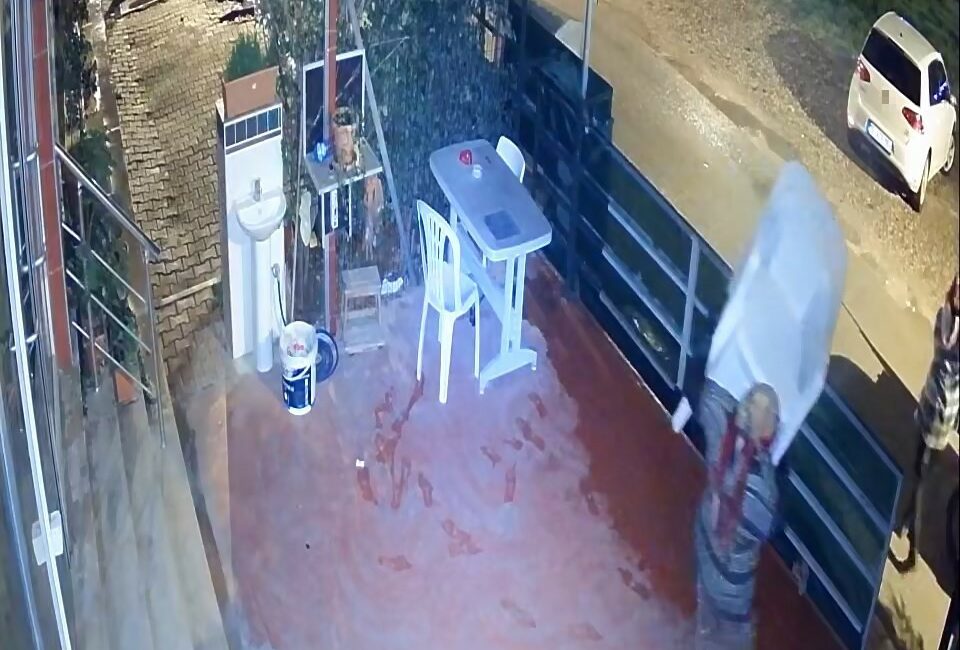 Sandalye ve çiçek hırsızları kamerada BURSA’DA BİR DERNEĞİN BAHÇESİNDE BULUNAN SANDALYE VE ÇİÇEKLERİ ÇALAN AT