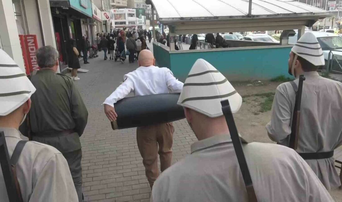 Seyit Onbaşı sırtındaki top mermisi ile metroya bindi, vatandaşlar duygulandı.. BURSA’DA TİYATRO OYUNCULARI, 18 MART ÇANAKKALE ZAFERİ’Nİ UNUTTURMAMAK İÇİN METRO