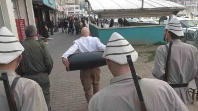 BURSA’DA TİYATRO OYUNCULARI, 18 MART ÇANAKKALE ZAFERİ’Nİ UNUTTURMAMAK İÇİN METRO