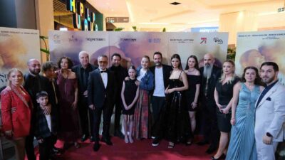 SİNEMA DÜNYASININ NAİF HİKAYELERİNDEN "SIRRINI BİLİYORUM"UN GALASI BURSA DOWNTOWN'DA YOĞUN