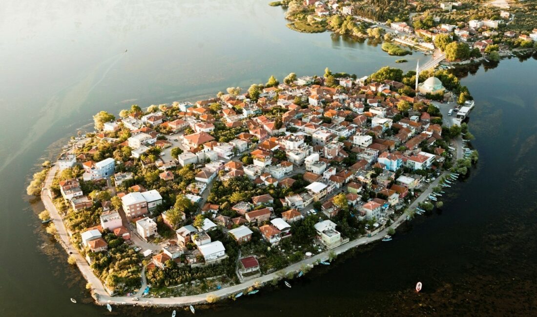 BURSA’DA GÜNEŞLİ HAVAYI FIRSAT BİLEN VATANDAŞLAR, GÖLYAZI'YA AKIN ETTİ.