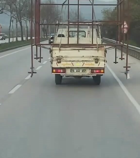 BURSA’DA KAMYONETİNİN ARKASINA KOYDUĞU DEMİRLERİ GÜVENLİK TEDBİRLERİNİ ALMADAN TAŞIYAN ŞOFÖR