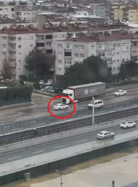 Bursa’da bir otomobil ters yönden ilerlemeye çalıştı Bursa Mudanya yolunda bir otomobilin ters yönden ilerlemeye çalıştığı anlar