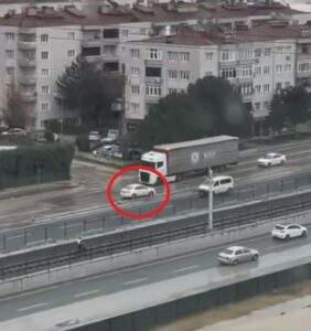 Bursa’da bir otomobil ters yönden ilerlemeye çalıştı Bursa Mudanya yolunda bir otomobilin ters yönden ilerlemeye çalıştığı anlar