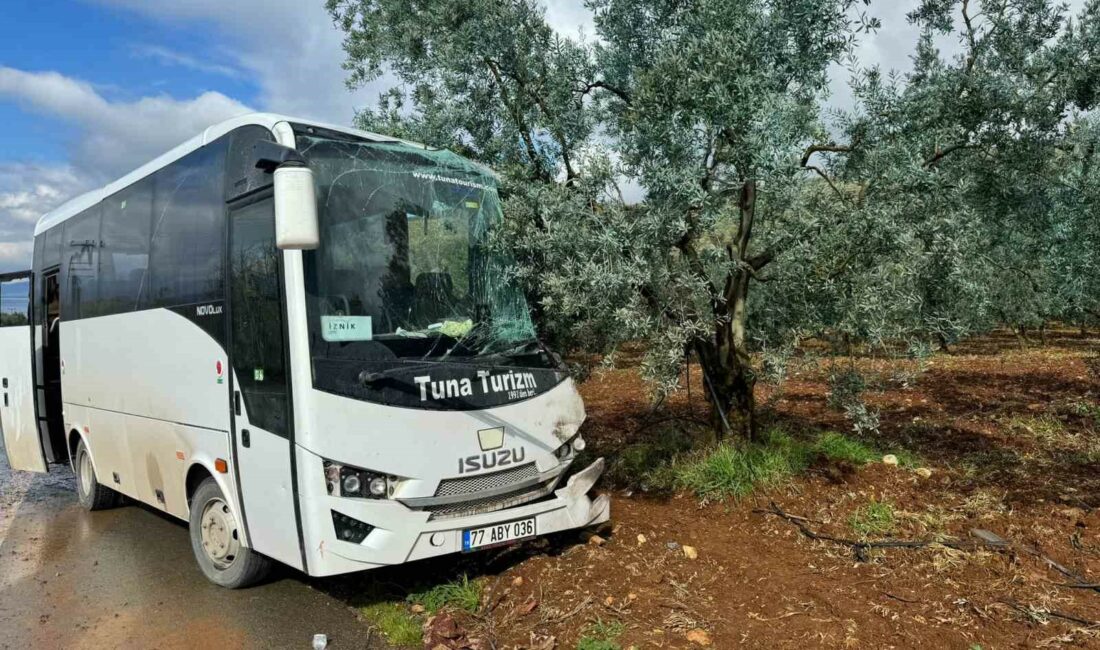 Bursa’da tır ile minibüs kafa kafaya çarpıştı Bursa'nın İznik ilçesinde bir tırla ile minibüsün kafa kafaya çarpıştığı