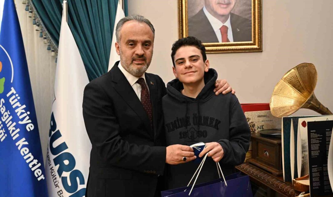 BURSA BÜYÜKŞEHİR BELEDİYE BAŞKANI ALİNUR AKTAŞ, TÜRKİYE'NİN SATRANÇTA EN GENÇ