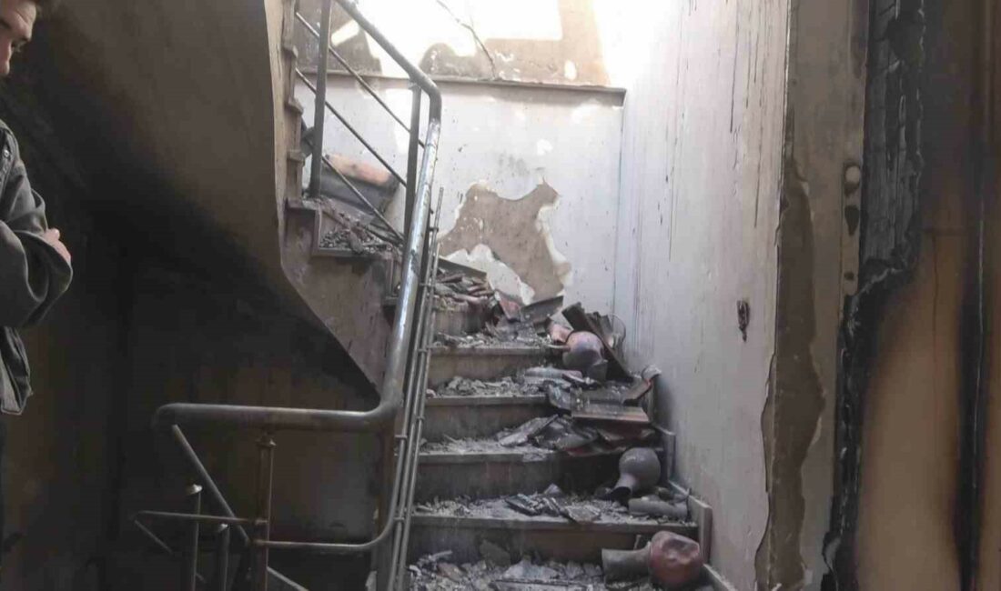 Bursa’da yanan villanın içi görüntülendi Bursa’da yanan villanın içi görüntülendi. Cinayet Büro Amirliği ekipleri, Şentürk’ün