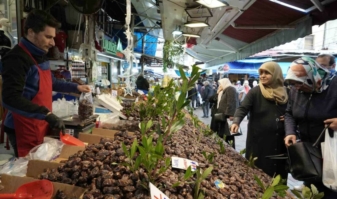 Yıkanmış hurmalara dikkat RAMAZAN AYININ GELMESİ İLE BİRLİKTE TEZGAHLARDAKİ HURMALARA İLGİ ARTTI. ESNAFLAR