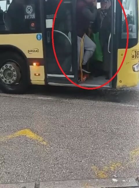 Bursa’da yolcu otobüsündeki kavga kamerada Bursa’da seyir halinde olan yolcu otobüsünün içerisindeki yolcular bir anda