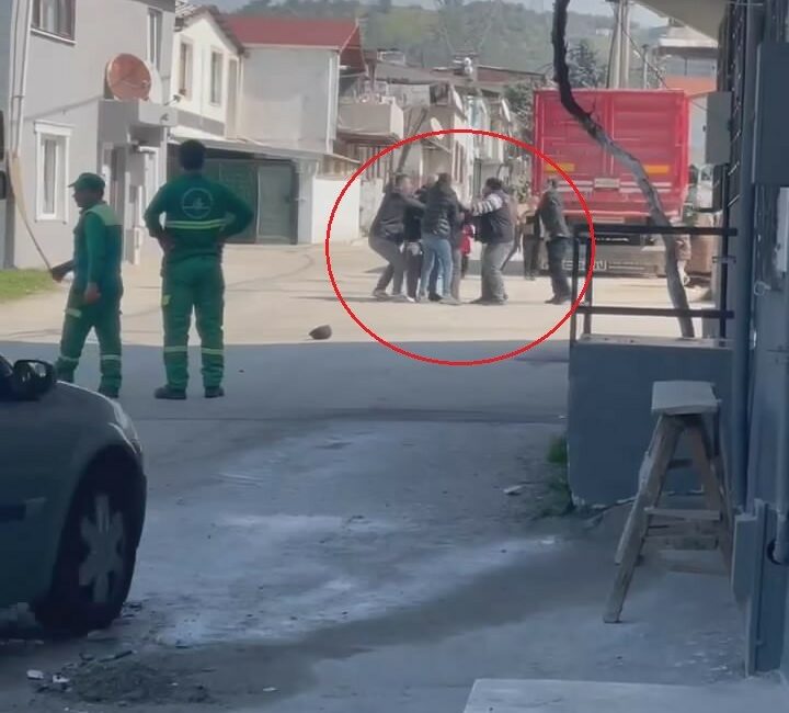Bursa’da yumruklu sopalı kavga kamerada Bursa’da 2 aile arasında çıkan kavgada sopalar ve yumruklar havada