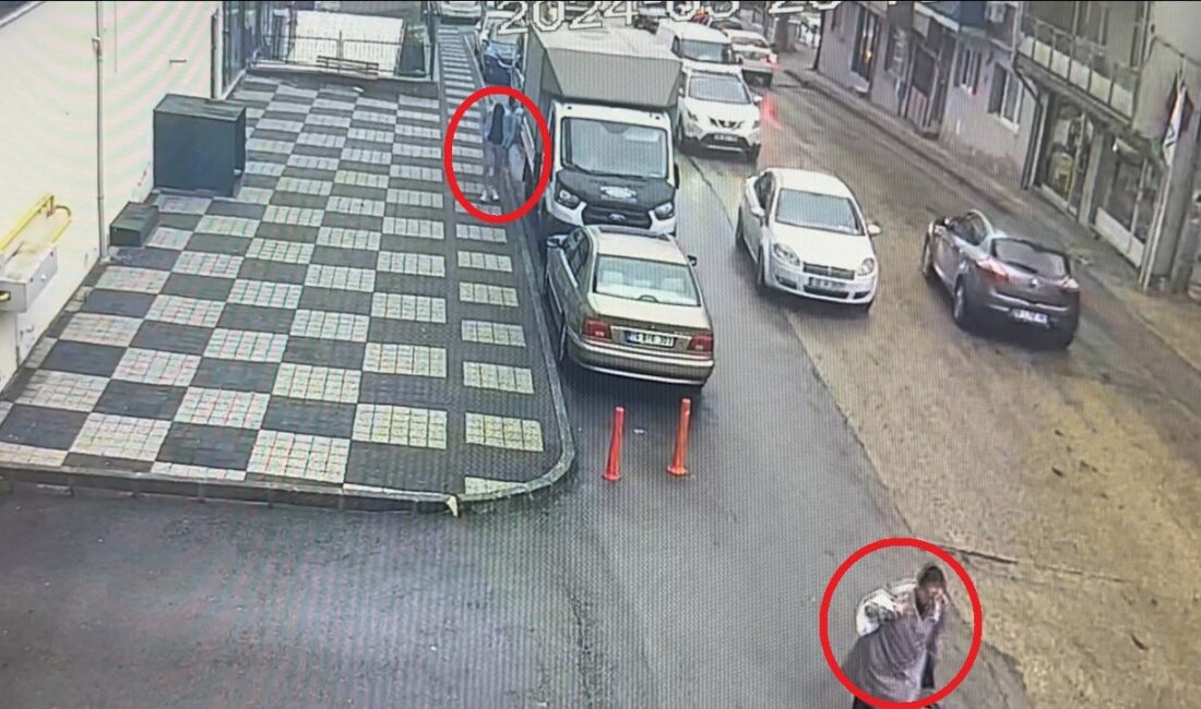 BURSA'DA KAPKAÇ YÖNTEMİYLE ÇANTA ÇALAN 22 YAŞINDAKİ ŞÜPHELİ, POLİSİN SIKI