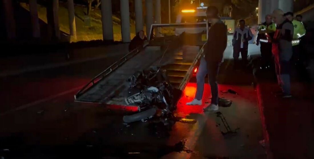 27 yaşındaki motosiklet sürücüsü, ekskavatöre çarpıp ağır yaralandı BURSA'DA HIZLA İLERLEYEN MOTOSİKLET SÜRÜCÜSÜ, AYNI İSTİKAMETTE SEYİR HALİNDEKİ EKSKAVATÖRE