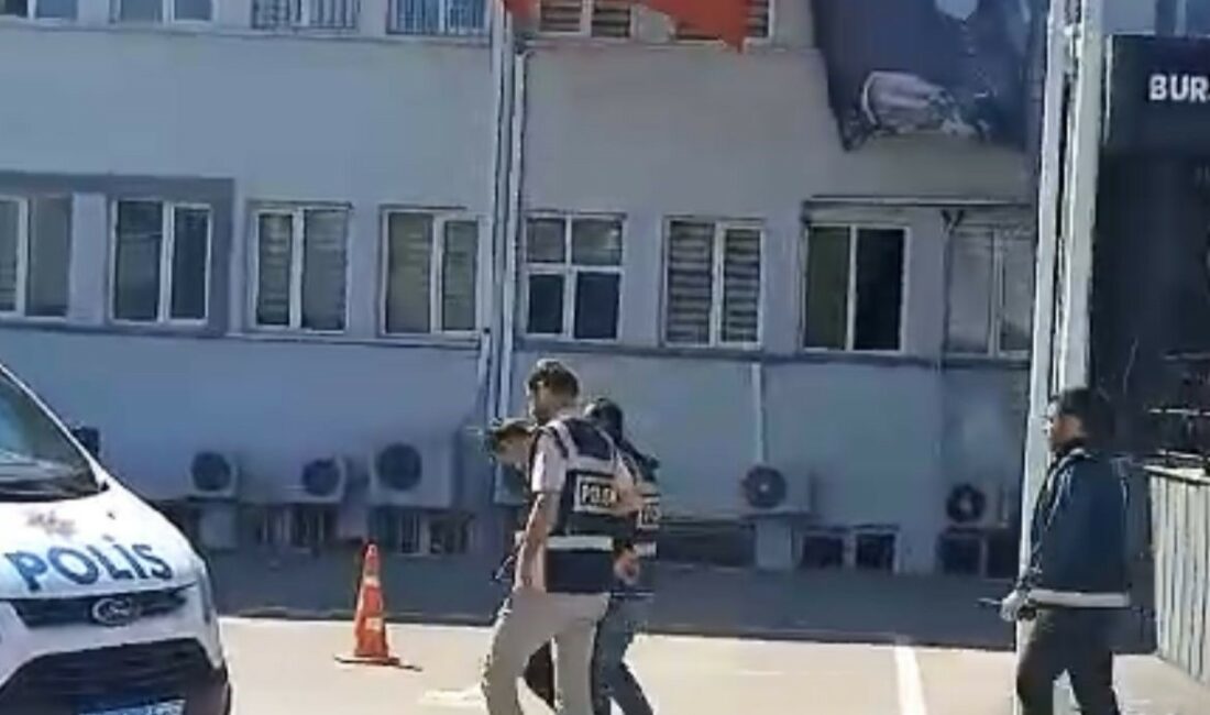 53 yıl hapis cezasıyla aranıyordu…Çember operasyonuyla yakalandı BURSA’DA ÇEŞİTLİ SUÇLARDAN ARANMASI OLAN ŞAHISLARA YÖNELİK OPERASYON : YÜZLERCE