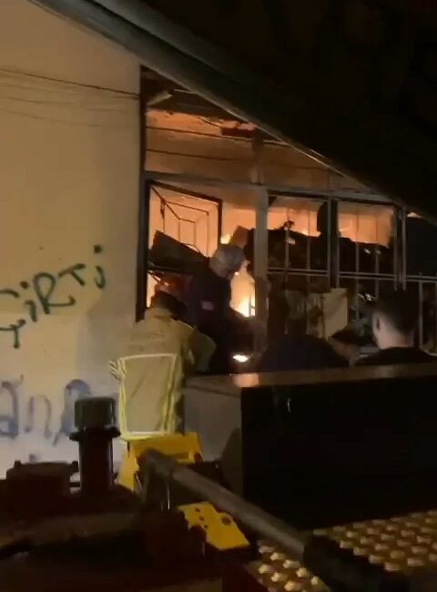 Bursa’da 6 katlı binanın giriş katı alev alev yandı BURSA’DA 6 KATLI APARTMANIN GİRİŞ KATINDA ÇIKAN YANGIN DAİREYİ KÜLE