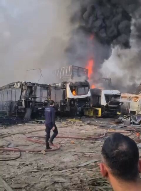 Bursa’da 6 otobüs küle döndü Bursa’da bir geri dönüşüm tesisinde çıkan yangında altı otobüs kule