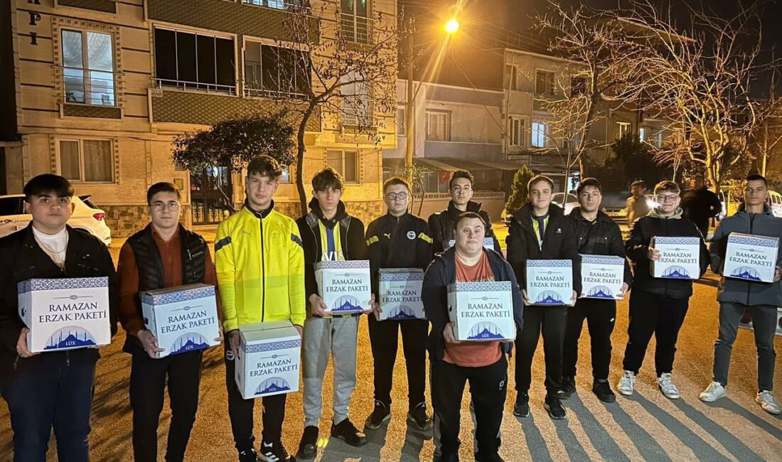 Karacabey Genç Fenerbahçeliler Derneği’nden ihtiyaç sahiplerine destek Karacabey Genç Fenerbahçeliler Derneği üyeleri, ihtiyaç sahiplerinin yanında olmaya devam