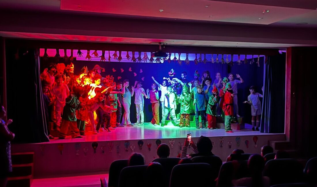 Bursa Kükürtlü Ticaret ve Sanayi Odası İlkokulu öğrencileri, Türkçe dersinde