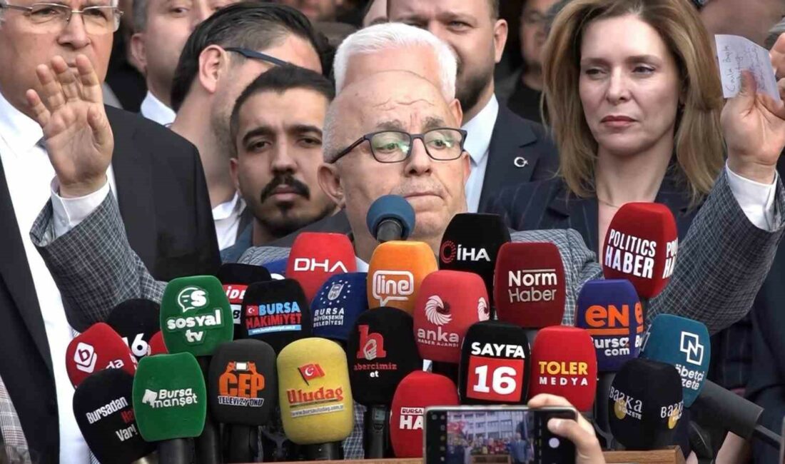 Mazbata töreninde Bursa Büyükşehir Belediye Başkanı Mustafa Bozbey için vatandaşlardan