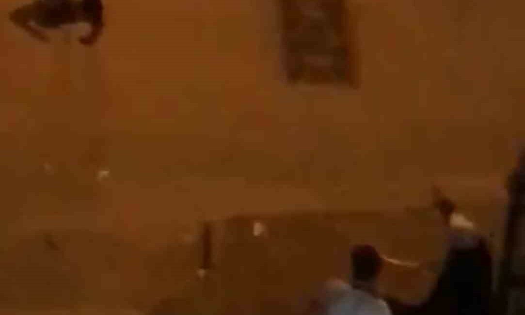 Bursa'da babasıyla tartışan kişi kardeşini rehin aldı.