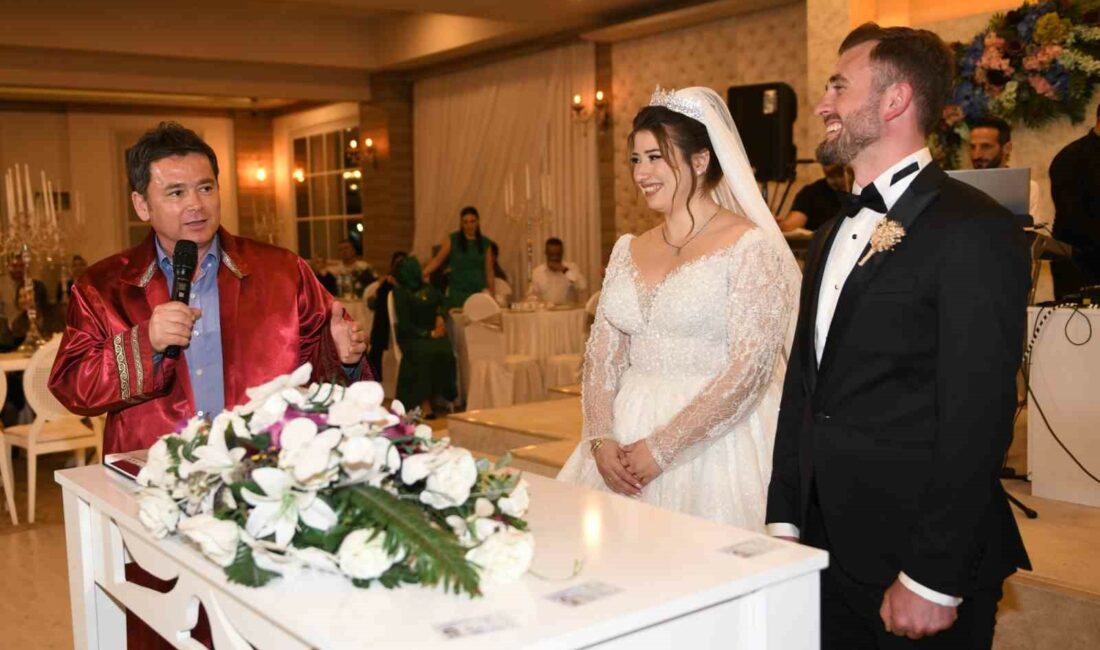 Başkan Aydın ilk nikahını kıydı OSMANGAZİ BELEDİYE BAŞKANI ERKAN AYDIN, BAŞKANLIK GÖREVİNE SEÇİLMESİNİN ARDINDAN İLK