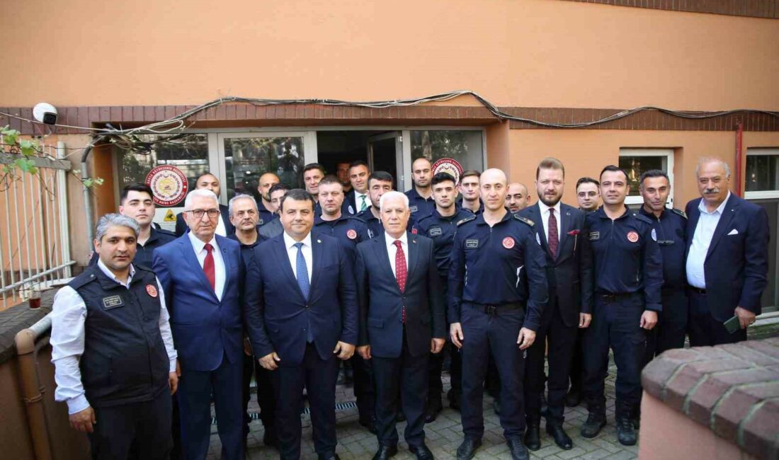 Başkan Bozbey’den Büyükşehir çalışanlarına bayram ziyareti BURSA BÜYÜKŞEHİR BELEDİYE BAŞKANI MUSTAFA BOZBEY, RAMAZAN BAYRAMI’NDA DA GÖREVİNİ