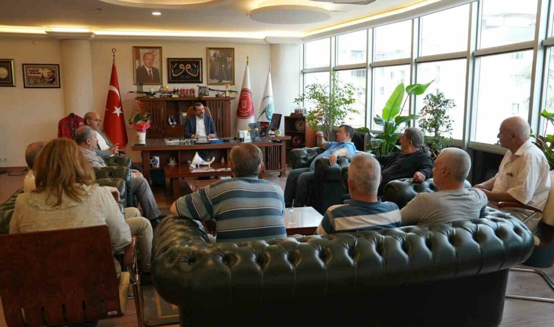 VATANDAŞLARIN TEBRİKLERİNİ MAKAMINDA KABUL EDEN GÜRSU BELEDİYE BAŞKANI MUSTAFA IŞIK,