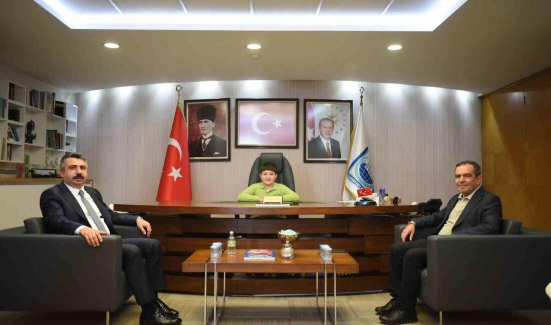 Başkan Yılmaz, koltuğunu miniklere bıraktı 23 NİSAN ULUSAL EGEMENLİK VE ÇOCUK BAYRAMI DOLAYISIYLA BAŞKANLIK KOLTUĞUNA