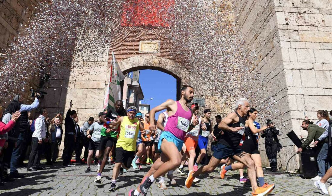 Binlerce atlet fetih şenlikleri için koştu OSMANGAZİ BELEDİYESİ TARAFINDAN DÜZENLENEN OSMAN GAZİ’Yİ ANMA VE BURSA’NIN FETHİ