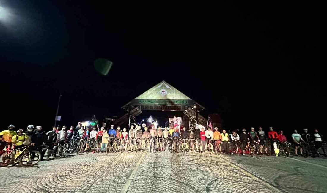 Bisiklet tutkunları iftar sonrası Uludağ’a pedal çevirdi BURSALI BİSİKLETÇİLER HER RAMAZAN AYINDA GELENEKSEL HALE GETİRDİKLERİ TURDA TÜRKİYE'NİN
