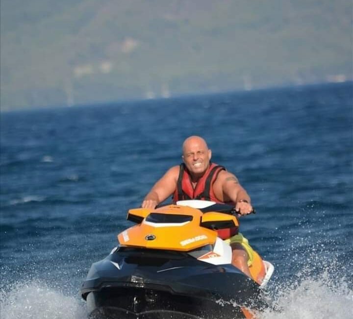 BURSA'DA 31 MART SEÇİMLERİNDE İKAMET ETTİĞİ KÖYÜNDEKİ TÜM EVLERİ BOYAMA