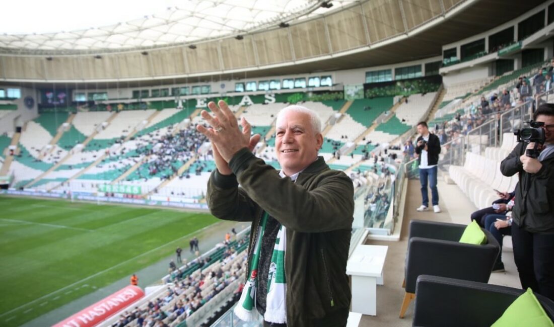 Bozbey tribündeki yerini aldı BOZBEY TRİBÜNDEKİ YERİNİ ALDI