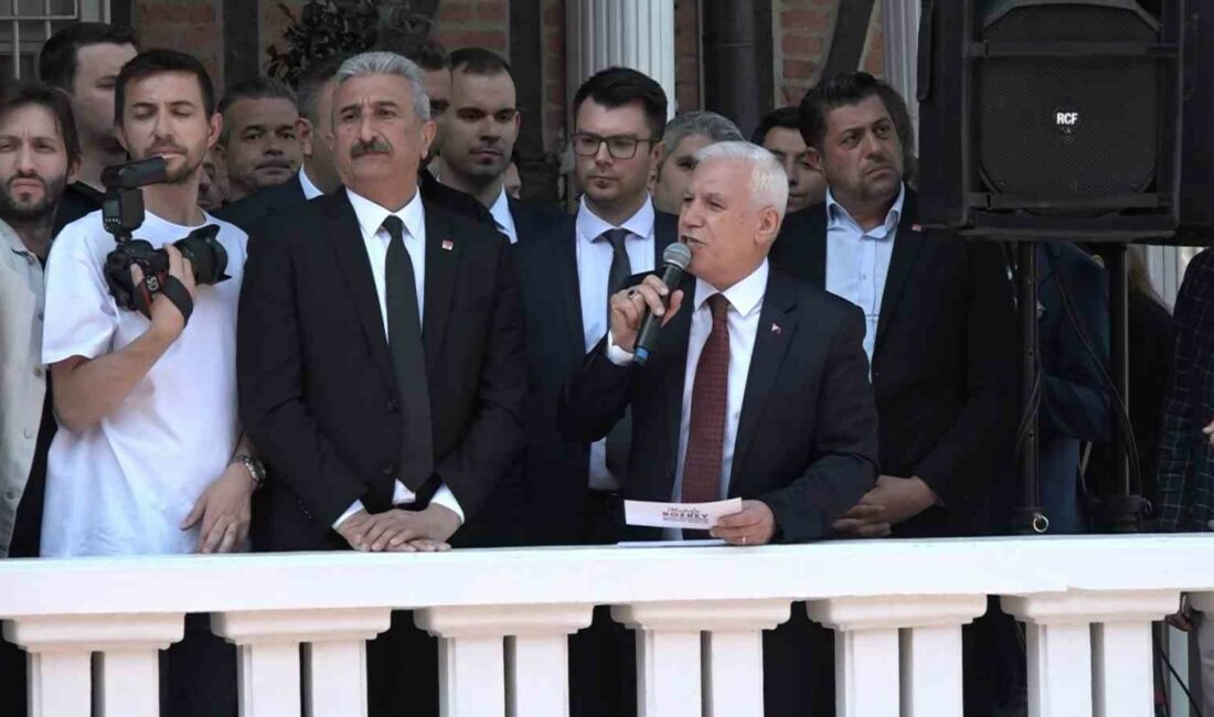 BURSA BÜYÜKŞEHİR BELEDİYESİ TARİHİ BİNA ÖNÜNDE YÜZLERCE KİŞİ, BURSA BÜYÜKŞEHİR