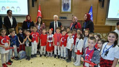 BURSA KENT KONSEYİ ÇOCUK MECLİSİ ÖNCÜLÜĞÜNDE 17 İLÇEDEN GELEN ÇOCUKLAR,