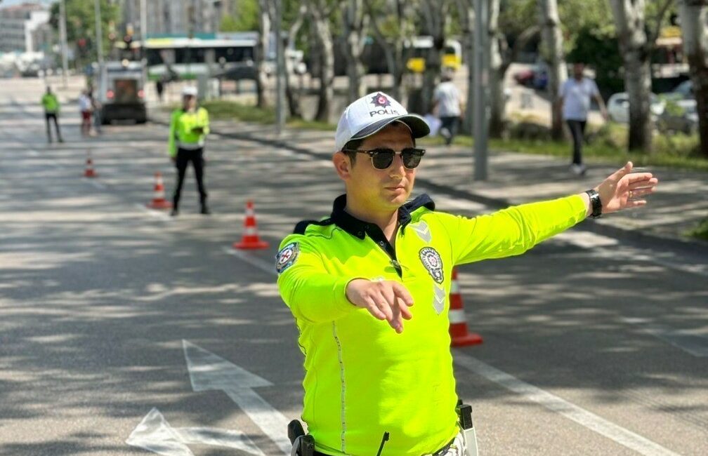 Bursa polisi trafik canavarlarına geçit vermedi İL EMNİYET MÜDÜRLÜĞÜ TRAFİK DENETLEME ŞUBE MÜDÜRLÜĞÜ EKİPLERİ, YAPTIĞI UYGULAMALARDA