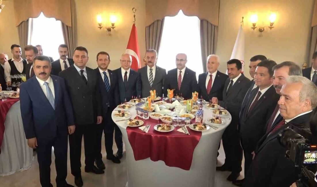 Bursa protokolü bayramlaştı BURSA PROTOKOLÜ, VALİLİK BİNASINDA GERÇEKLEŞTİRİLEN BAYRAMLAŞMA TÖRENİNDE BİR ARAYA GELDİ.