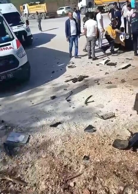 Bursa’da 2 hafriyat kamyonu kafa kafaya çarpıştı: 1’i ağır, 2 yaralı BURSA’DA SEYİR HALİNDE OLAN 2 HAFRİYAT KAMYONU KAFA KAFAYA ÇARPIŞTI.