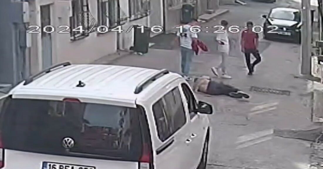 Bursa’da 3 genç tartıştıkları kişiyi öldüresiye dövdü.