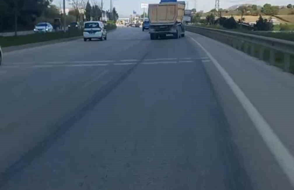 BURSA'DA TRAFİKTE SEYREDEN AKSI YAMUK TIRI GÖREN DİĞER SÜRÜCÜLER GÖRDÜKLERİ
