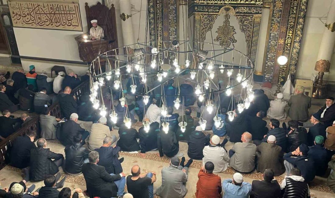 BURSA’DA BAYRAM NAMAZI İÇİN VATANDAŞLAR CAMİLERE AKIN ETTİ. TARİHİ ULU