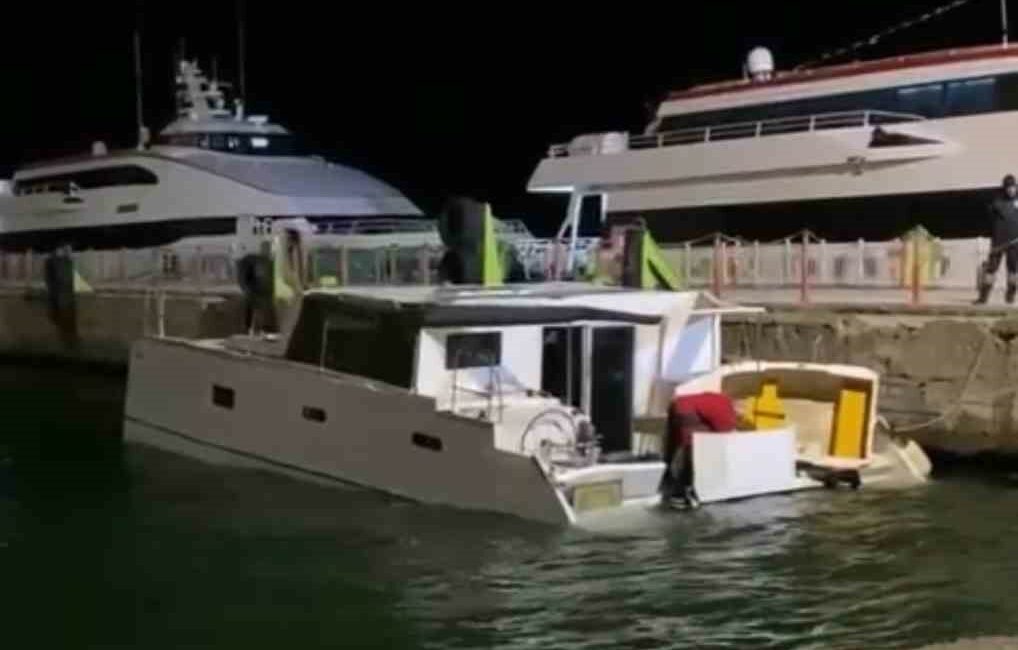 BURSA’NIN MUDANYA İLÇESİNDE BULUNAN BUDO İSKELESİNİN YANINDA BİR TEKNE SU