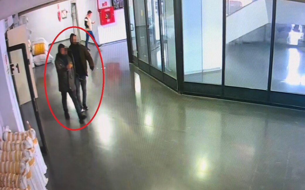 BURSA'DA İŞÇÇİ GİBİ GELDİKLERİ KUMAŞ FABRİKASINDAN SEVKİYATA HAZIR OLAN KUMAŞ