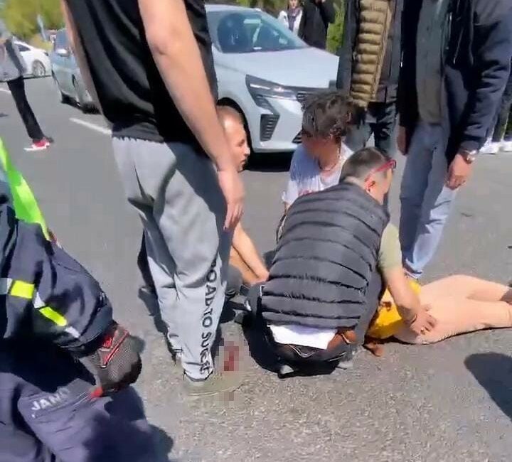 Bursa’da otomobil 2 kadına çarptı Bursa'da bir otomobil, mezarlık ziyareti için karşıdan karşıya geçmeye çalışan