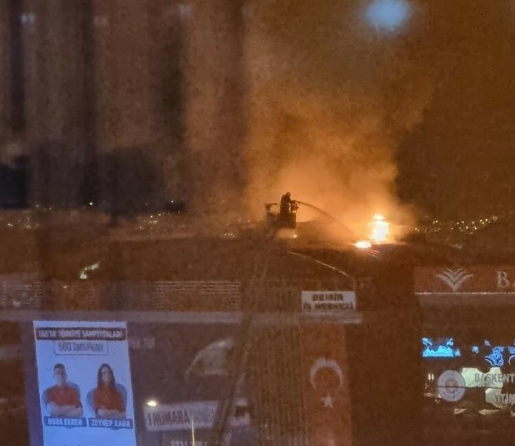 Bursa’da iş merkezinde korkutan yangın Bursa’nın Nilüfer ilçesinde bulunan bir iş merkezinin çatı kısmı alev
