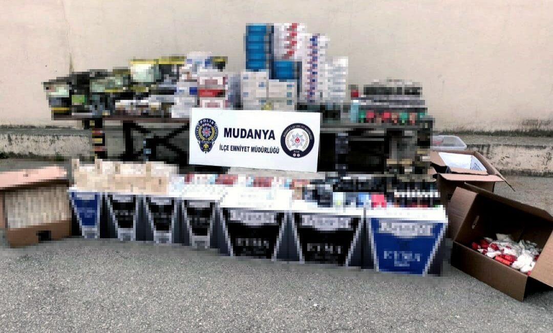 Bursa’da kaçak sigara ve tütün ticaretine geçit yok BURSA’NIN MUDANYA İLÇESİNDE POLİS EKİPLERİNİN RUHSATSIZ İŞYERİNE YAPTIĞI OPERASYONDA YÜZLERCE
