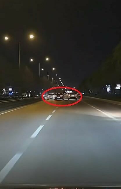 Bursa’da makas atan otomobil kazaya sebep oluyordu BURSA'DA MAKAS ATARAK İLERLEYEN OTOMOBİL, KAZAYA SEBEP OLUYORDU.