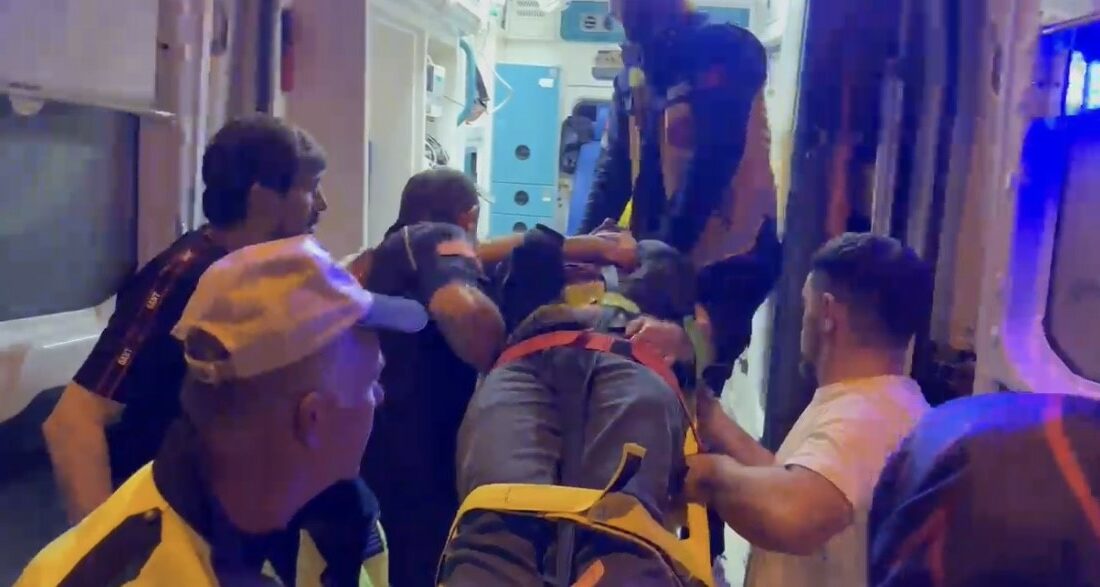 Bursa’da makas atan otomobil, önce önündeki araca sonra metro istasyonu merdivenlerine çarptı BURSA’DA BİR OTOMOBİLİN MAKAS ATARKEN KONTROLDEN ÇIKIP ÖNCE ÖNÜNDEKİ ARACA