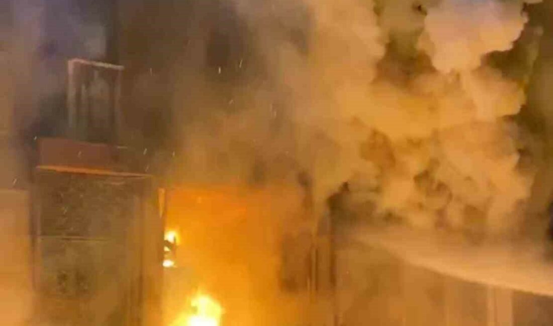 Bursa’da iş yerinde çıkan yangın evlere sıçradı Bursa’da bir iş yerinde çıkan yangın apartmandaki evlere sıçradı.