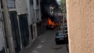 Bursa’da yanan otomobil küle döndü Bursa’nın Yıldırım ilçesinde, bilinmeyen bir nedenle yanan otomobil küle döndü.
