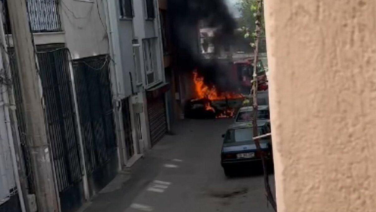 Bursa’nın Yıldırım ilçesinde, bilinmeyen bir nedenle yanan otomobil küle döndü.