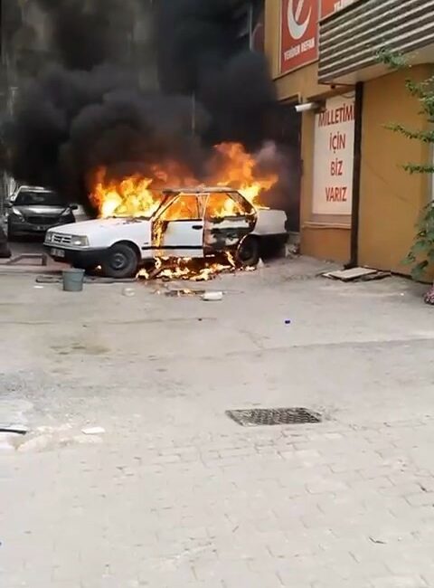 Bursa’da otomobiller alev topuna döndü BURSA’DA 2 AYRI OTOMOBİL, ALEV TOPUNA DÖNDÜ. İKİ ARAÇTA KULLANILMAZ